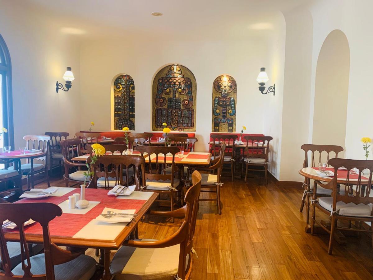 메이든스 호텔 뉴델리 외부 사진 The dining room at the International House