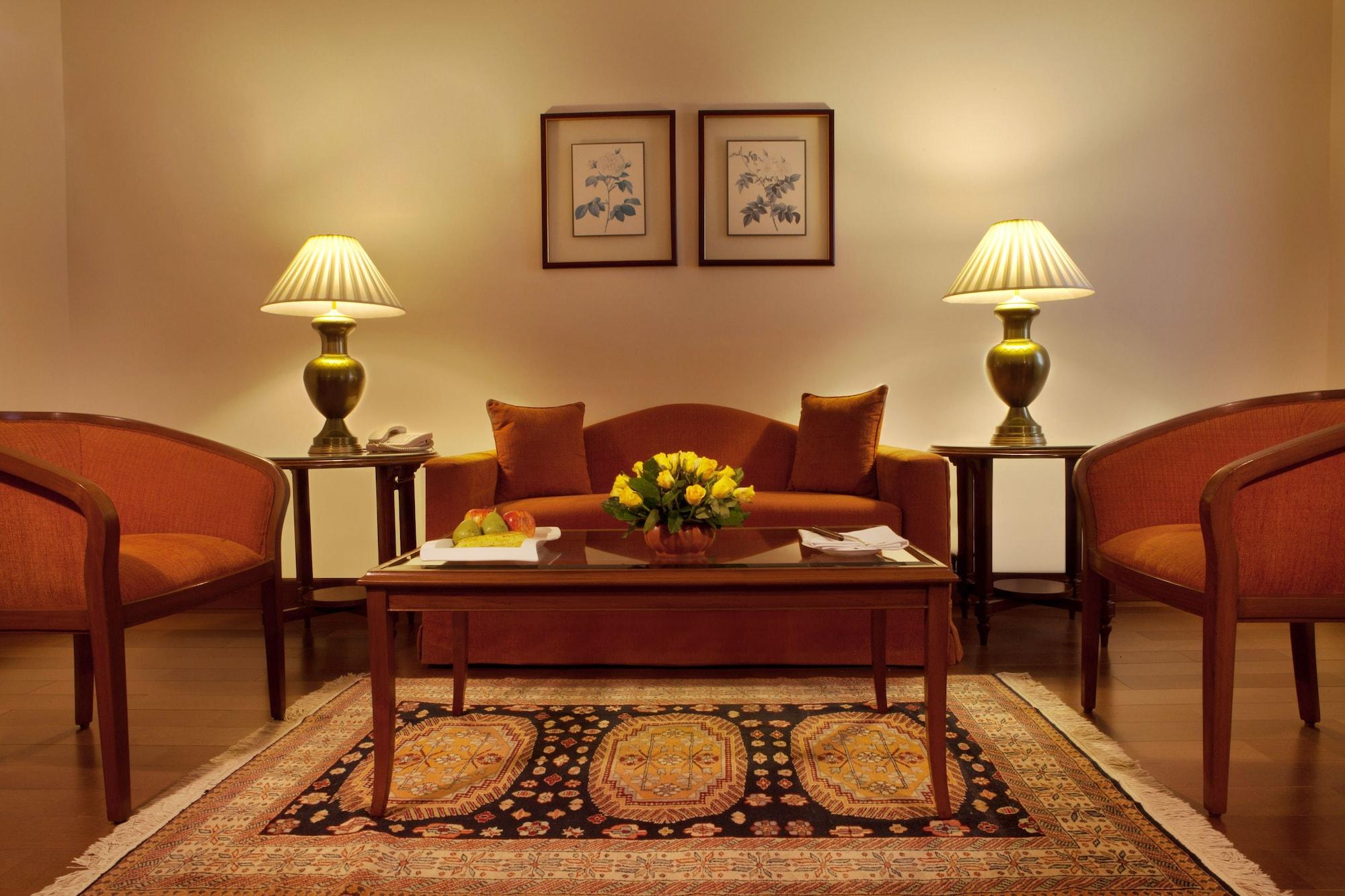 메이든스 호텔 뉴델리 외부 사진 A living room