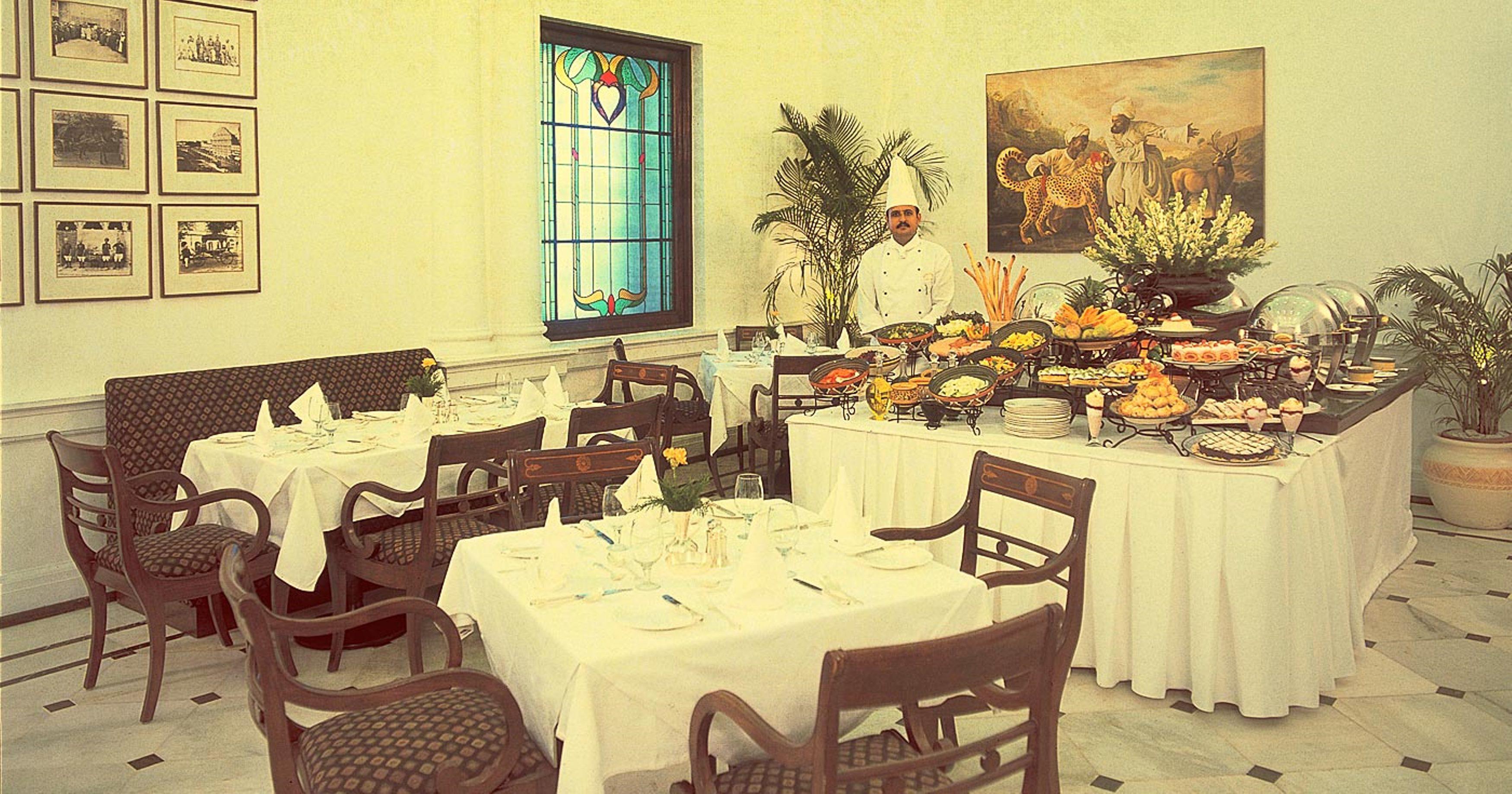 메이든스 호텔 뉴델리 외부 사진 The restaurant at the Taj Mahal Palace Hotel