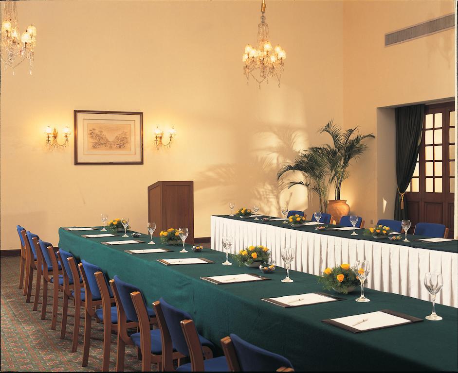 메이든스 호텔 뉴델리 외부 사진 The meeting room