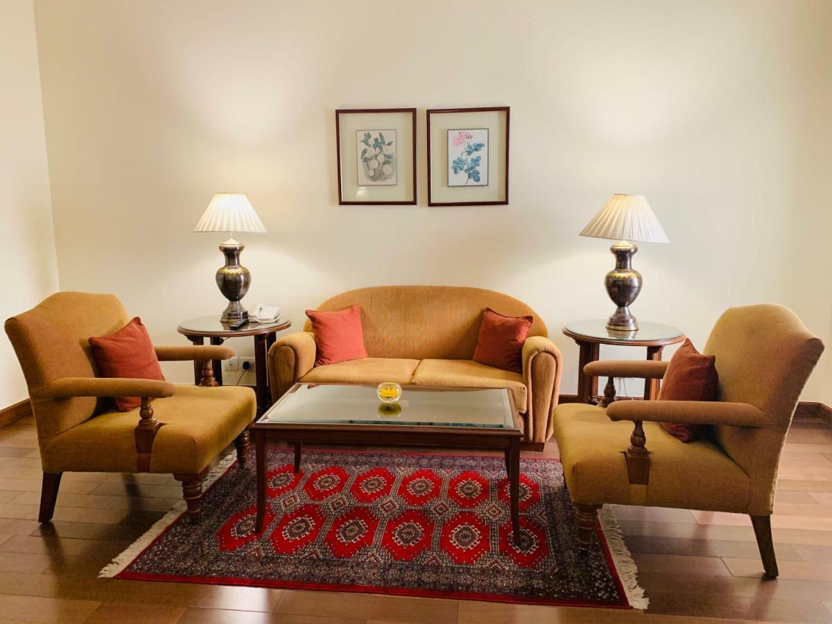 메이든스 호텔 뉴델리 외부 사진 A living room in a hotel
