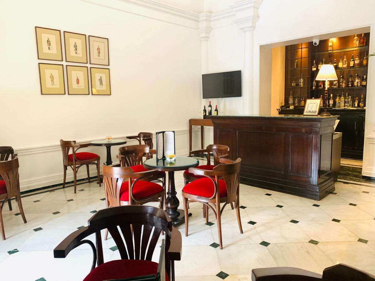 메이든스 호텔 뉴델리 외부 사진 The bar at the Imperial Hotel