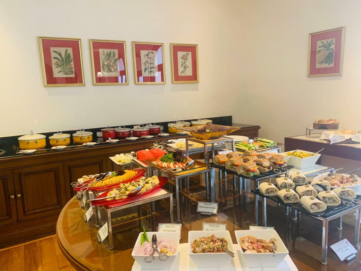 메이든스 호텔 뉴델리 외부 사진 A buffet at a hotel