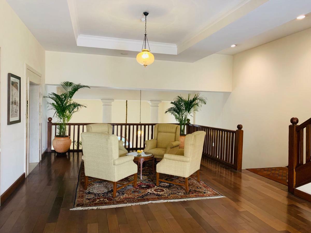 메이든스 호텔 뉴델리 외부 사진 The interior of the house