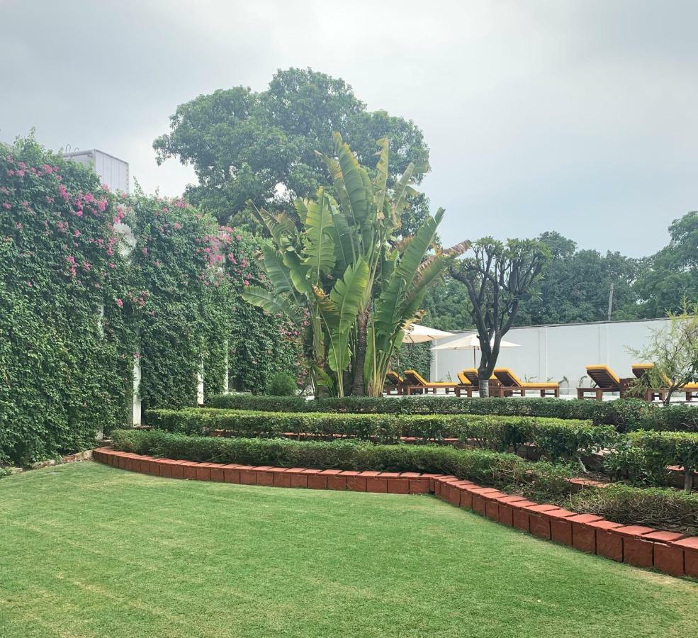 메이든스 호텔 뉴델리 외부 사진 The garden of the residence of the Japanese Ambassador to Mexico