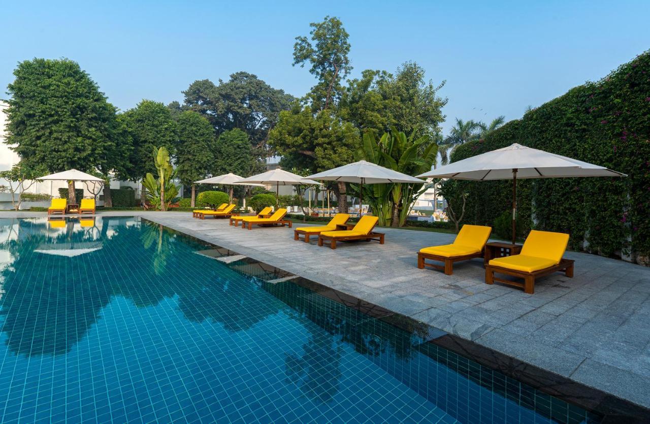 메이든스 호텔 뉴델리 외부 사진 The swimming pool at The Oberoi, Gurgaon