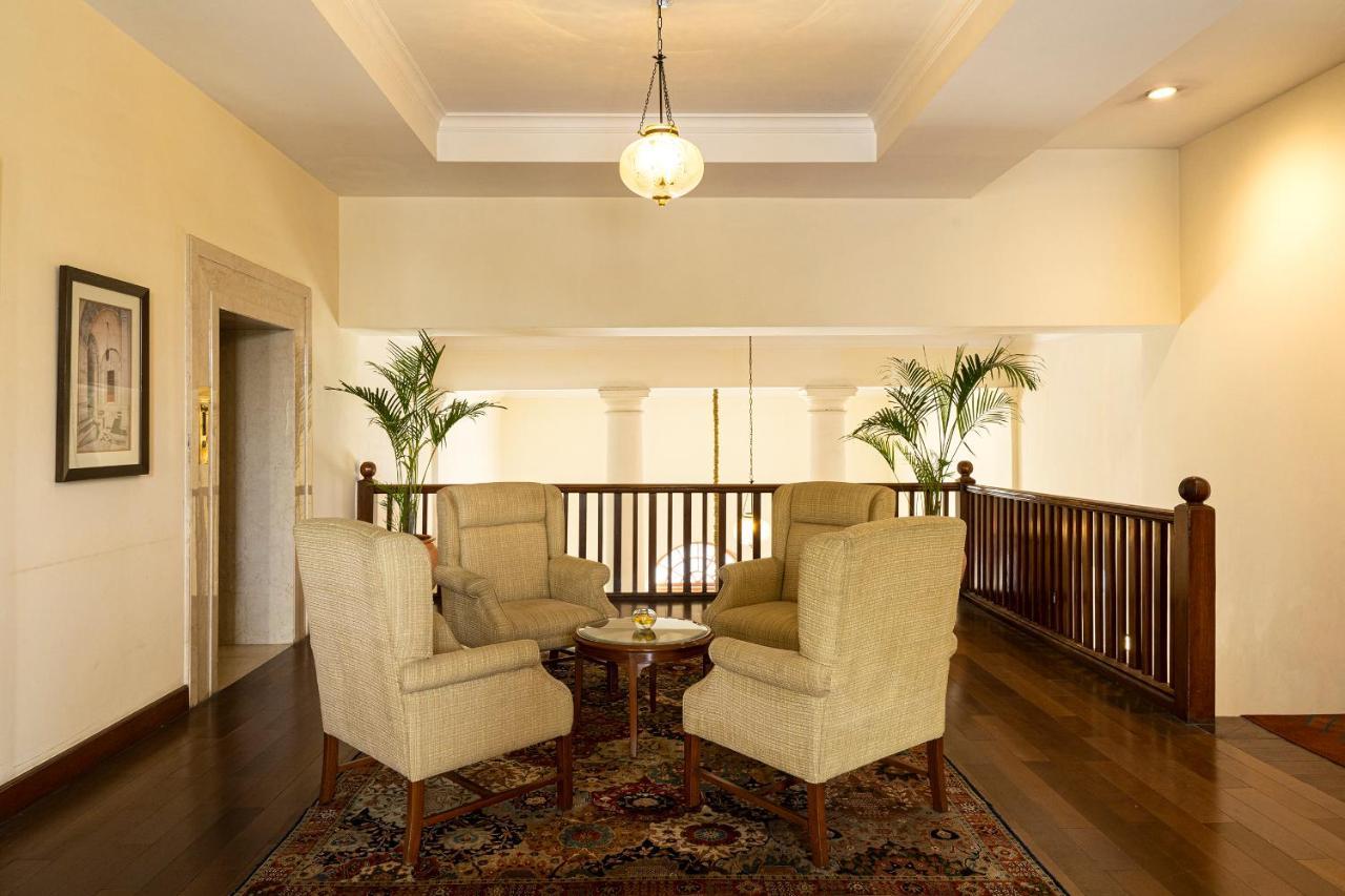 메이든스 호텔 뉴델리 외부 사진 Interior of the hotel
